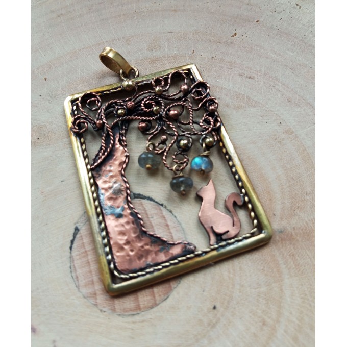 Copper and brass filigree nacklace with cat and labradorites