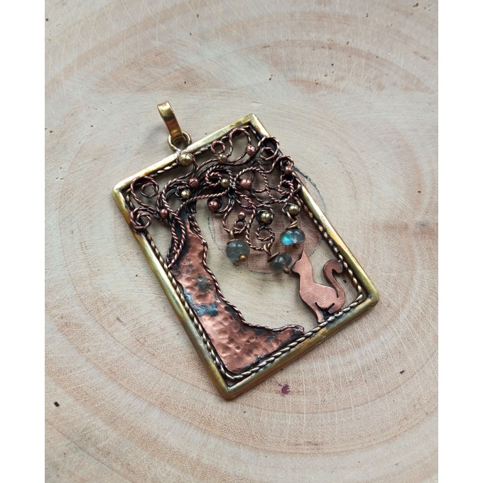 Copper and brass filigree nacklace with cat and labradorites