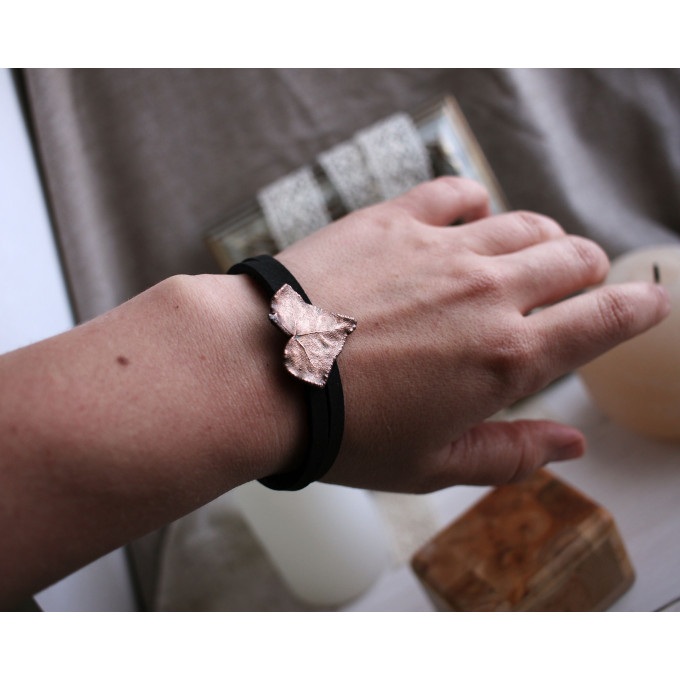Leather bracelet with copper ivy leaf